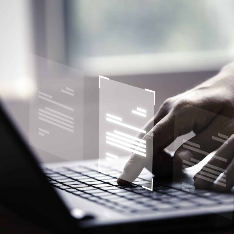mano usando una computadora portatil con pantalla virtual y documento para aprobar en linea el concepto de gestion de erp y garantia de calidad sin papel scaled